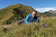 37 Sosta sulla lunga panoramica cresta di salita dal Passo al Pizzo Baciamorti